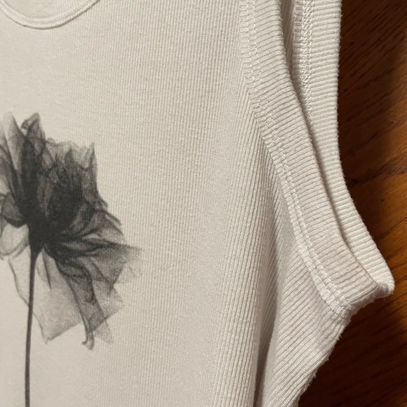 Vera Wang Tank Top with Floral Design - Picture 4 of 9